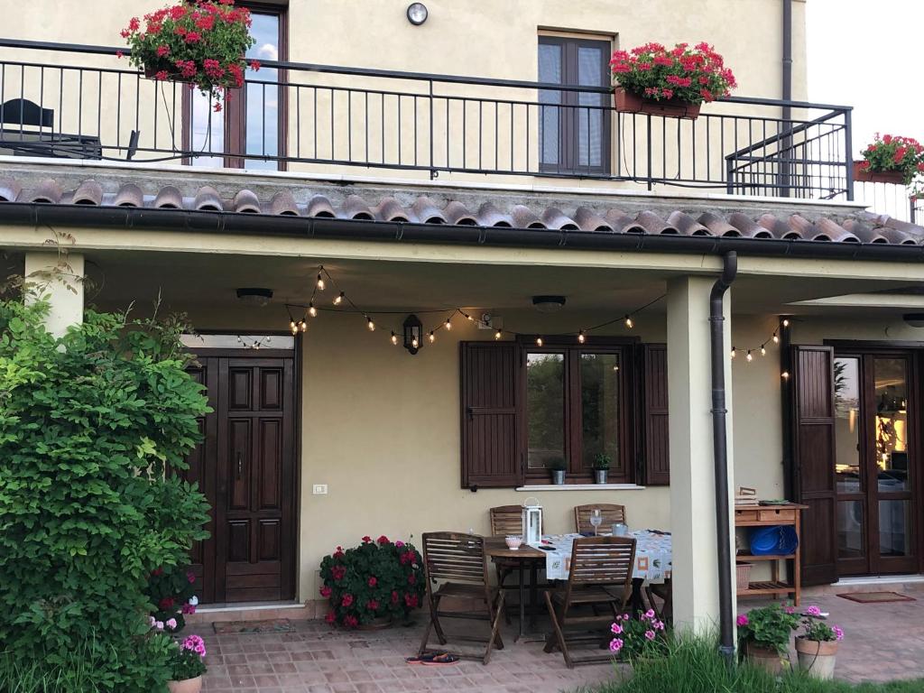 une terrasse avec une table et des chaises dans une maison dans l'établissement Casa Trastulli, à Castelfrentano