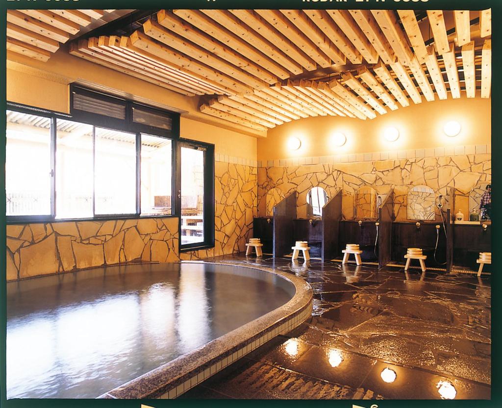 Cette chambre dispose d'une piste de danse avec tabourets. dans l'établissement Ukiha, à Hita 15 autres photos