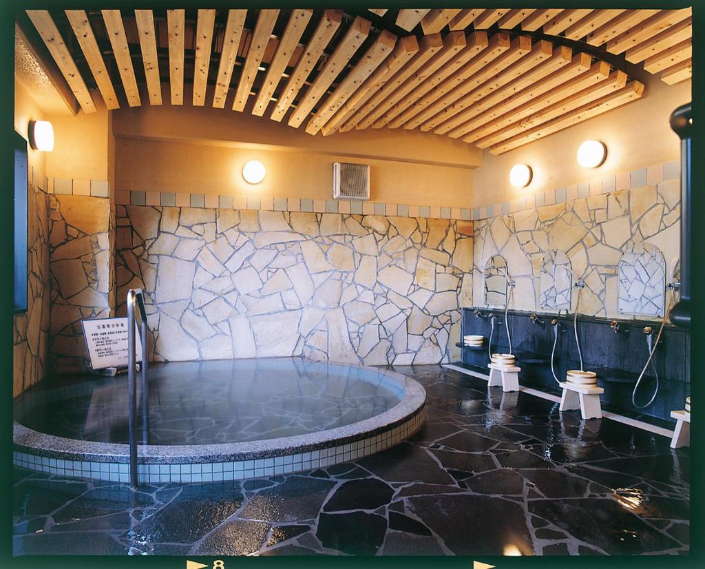 Cette chambre comprend une grande salle de bains pourvue d'un bain à remous. dans l'établissement Ukiha, à Hita