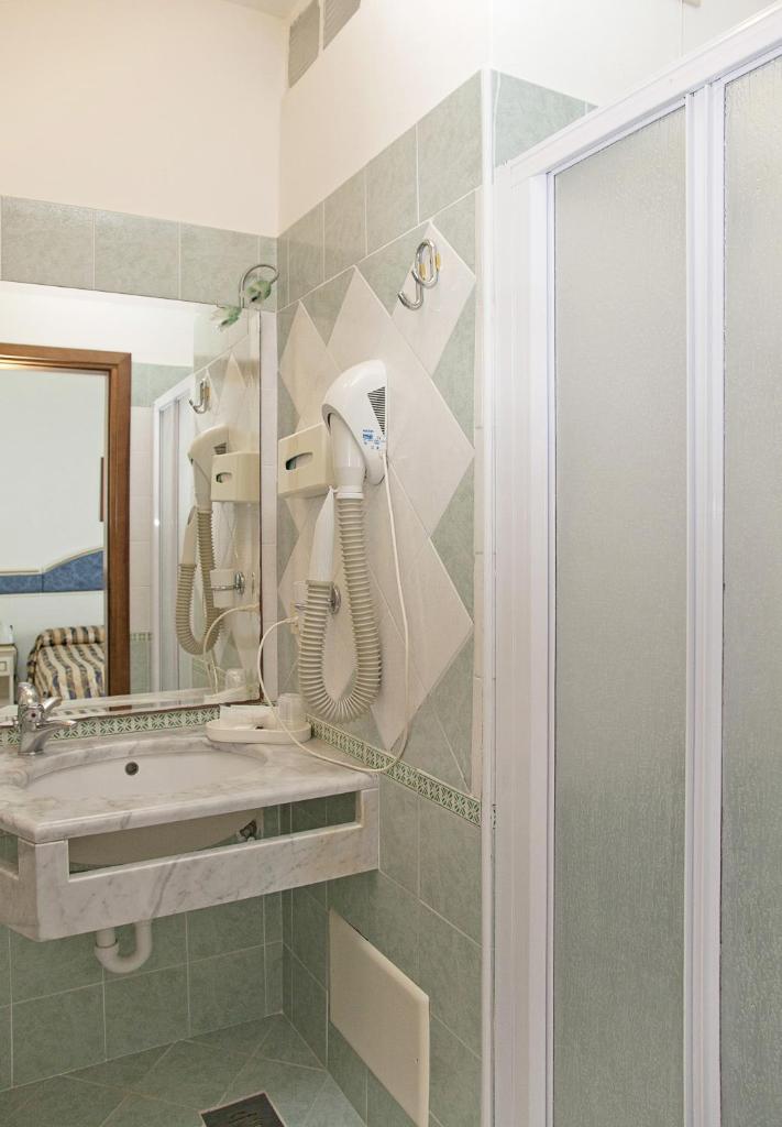 une salle de bain avec un lavabo et une douche dans l'établissement Hotel Elpiro, à Lido di Jesolo