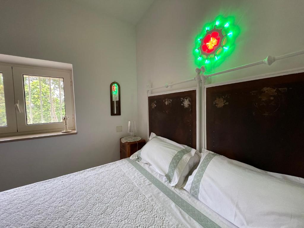 une chambre avec un lit sur lequel est assis un chat dans l'établissement Trullo Trullallero, à Martina Franca