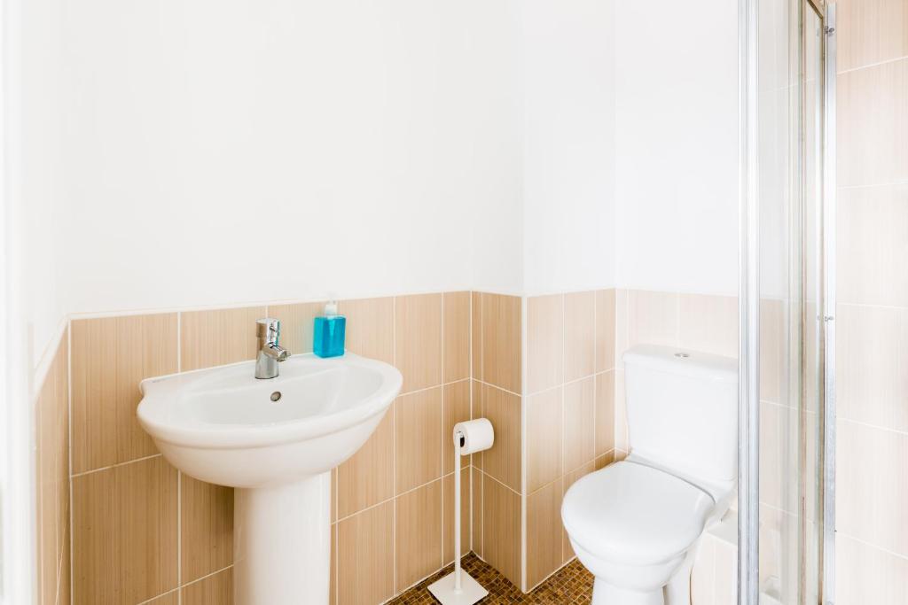 Spacious Group House for Medical Staff, Contractors & Families - Ensuites, Parking & Netflix by DreamyPads 8