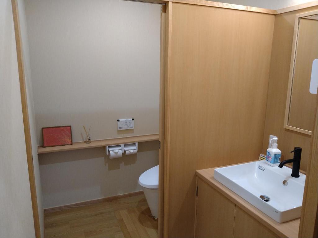 une salle de bain avec un lavabo et des toilettes dans l'établissement Yoshiharu, à Toyooka 37 autres photos