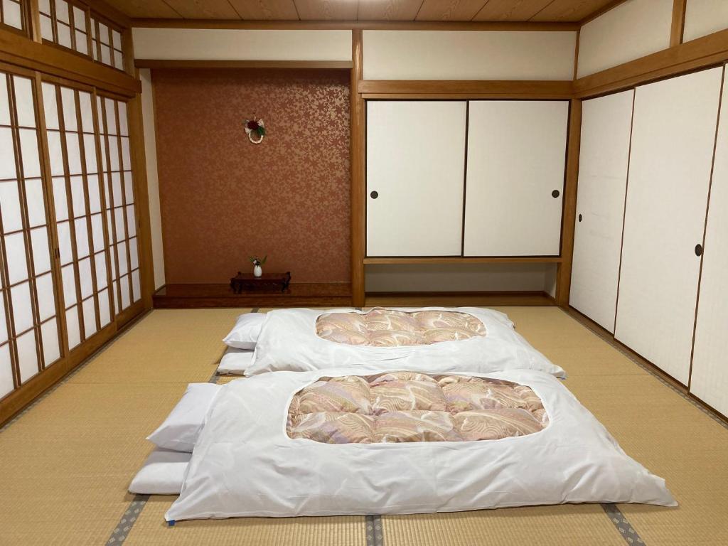 Cette chambre comprend 4 lits. dans l'établissement Yoshiharu, à Toyooka