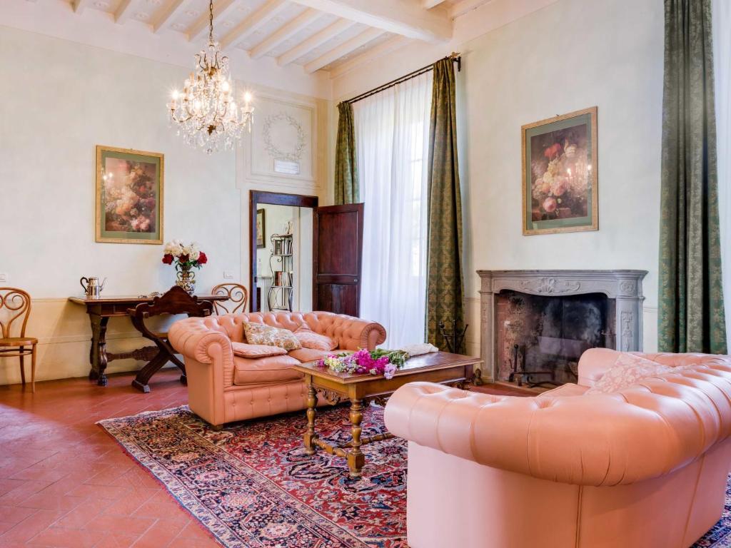 un salon avec deux canapés et une cheminée dans l'établissement Villa Nicoletta by Interhome, à Serravalle Pistoiese