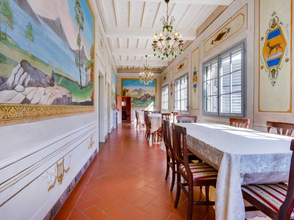 une salle à manger avec une longue table et des chaises dans l'établissement Villa Nicoletta by Interhome, à Serravalle Pistoiese