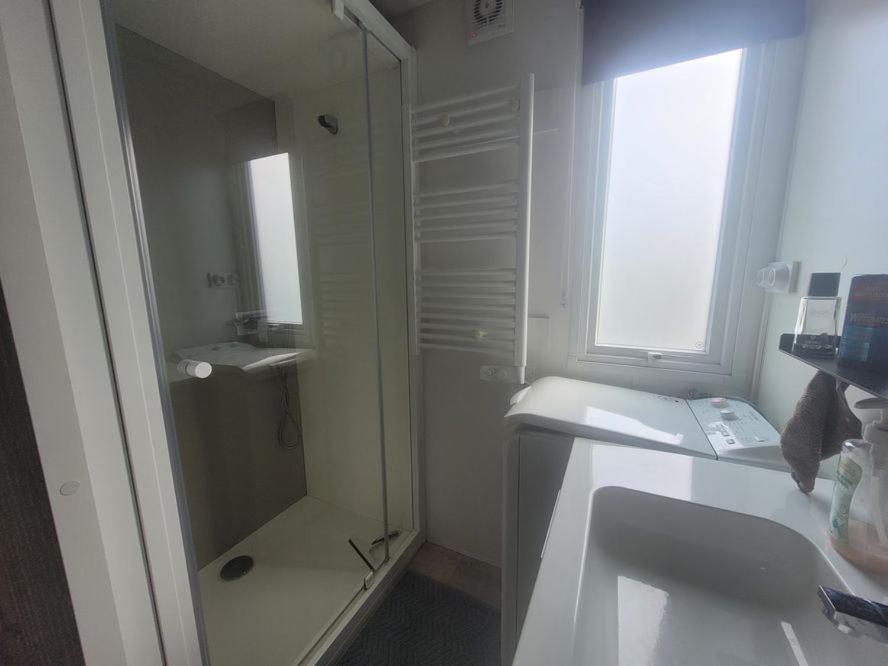 Photo de la galerie de l'établissement MOBIL HOME 3 CHAMBRES N° 62 PARC ROSELIERES, à Saint-Hilaire-de-Riez