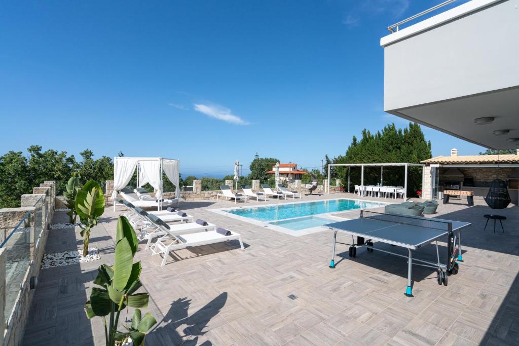 Free Breakfast at Oak Luxury villa with heated pool, Playground and Pool table 3