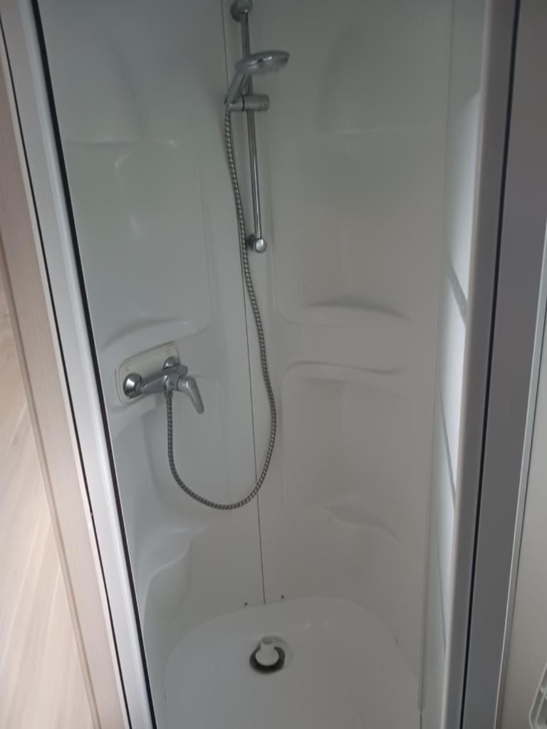 une douche avec un tuyau dans une salle de bain dans l'établissement domaine de la sainte baume, à Nans-les-Pins