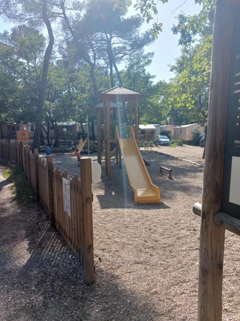 une aire de jeux avec un toboggan dans un parc dans l'établissement domaine de la sainte baume, à Nans-les-Pins
