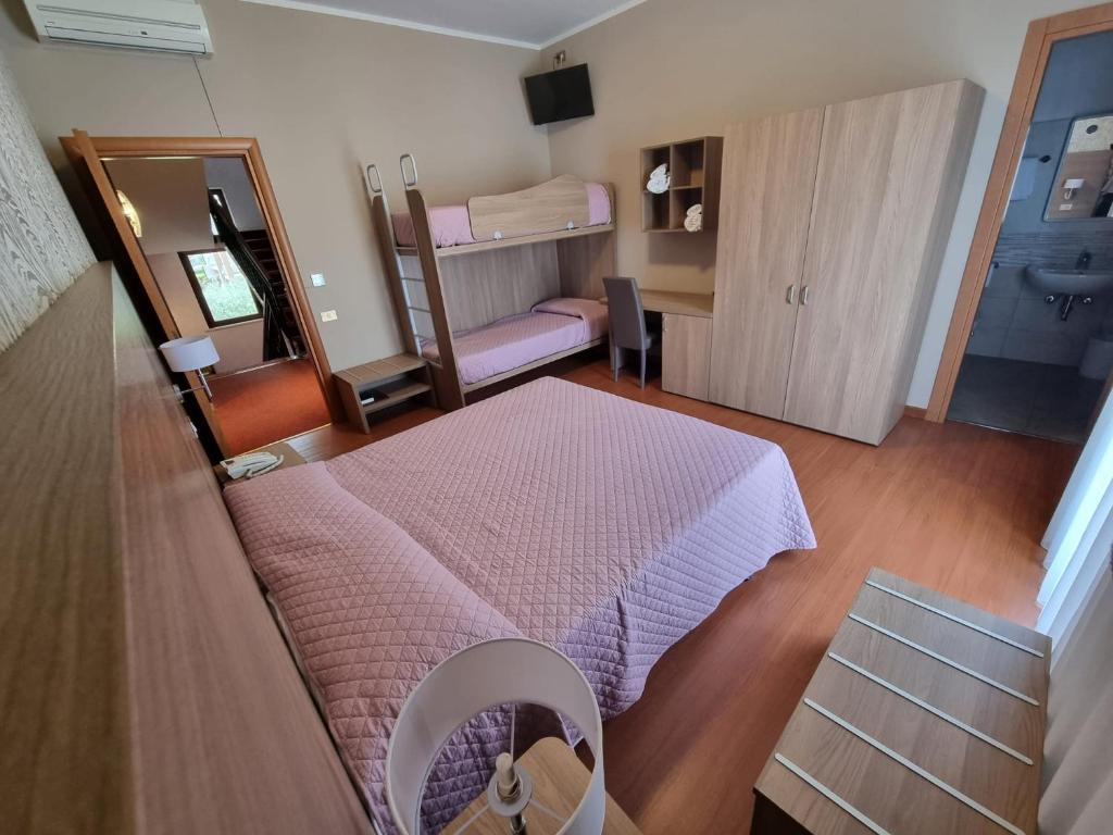 une petite chambre avec un lit et un miroir dans l'établissement Hotel Fornaci, à Peschiera del Garda 169 autres photos