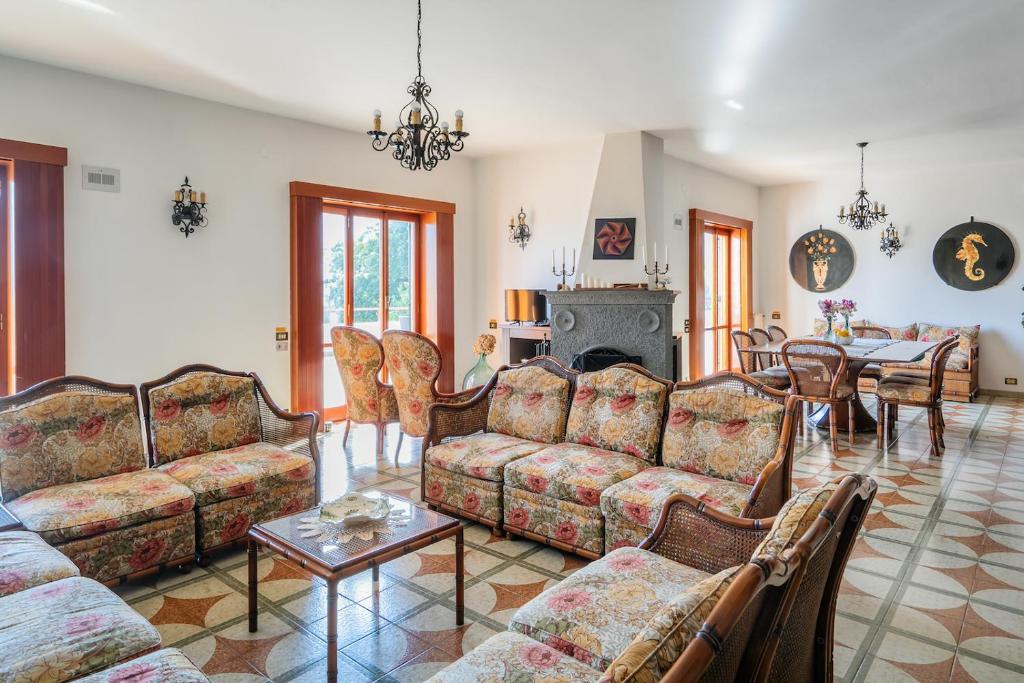 un salon avec des canapés et une table dans l'établissement Villa Aurora, à Vico Equense
