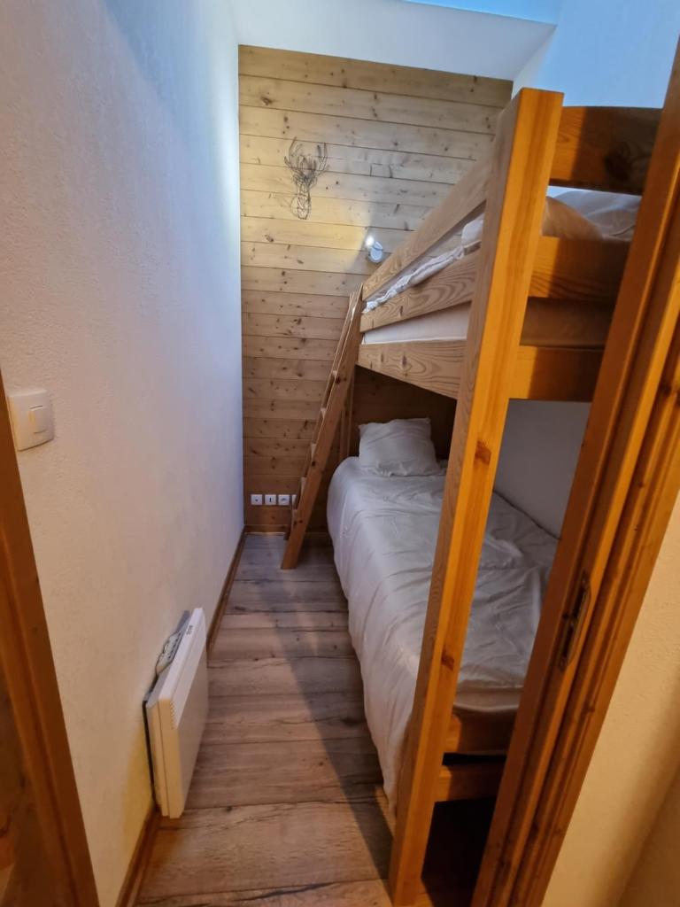quelques lits superposés dans une chambre dans l'établissement Appartement Schuss II vue montagne au pied des pistes, à Flumet