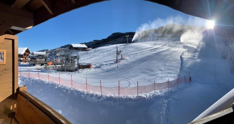 une piste de ski avec de la neige au sol dans l'établissement Appartement Schuss II vue montagne au pied des pistes, à Flumet 1 autre photo