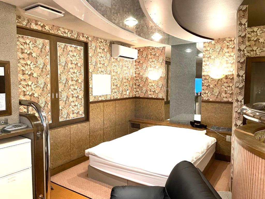 une chambre avec un lit dans une pièce dans l'établissement Hotel Ai - coupls hotel, à Azumino