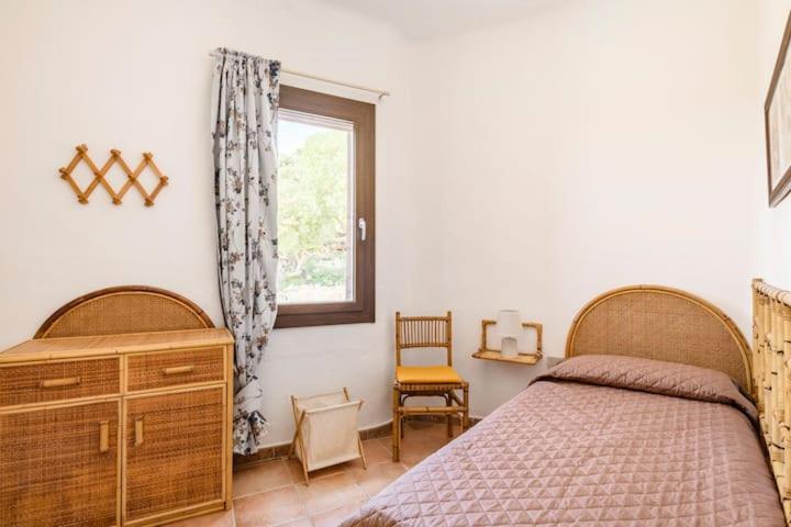 une chambre avec un lit, une fenêtre et une chaise dans l'établissement VILLA ANTARES, à Torre delle Stelle 31 autres photos