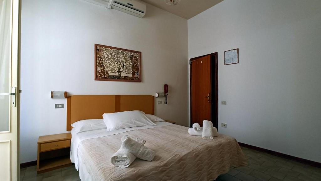 une chambre avec un lit avec des serviettes dessus dans l'établissement Hotel La Caravella, à Bellaria-Igea Marina 65 autres photos