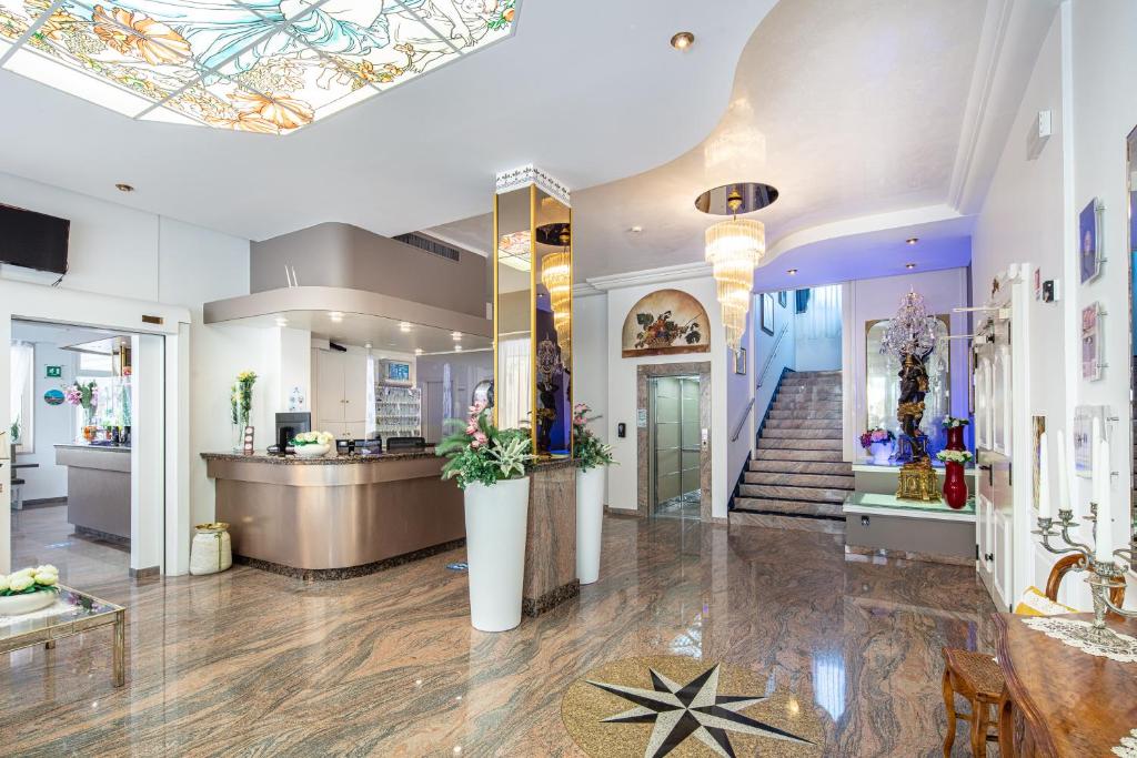 un salon avec une cuisine et un hall d'entrée dans l'établissement Hotel Alexander, à Bibione 65 autres photos