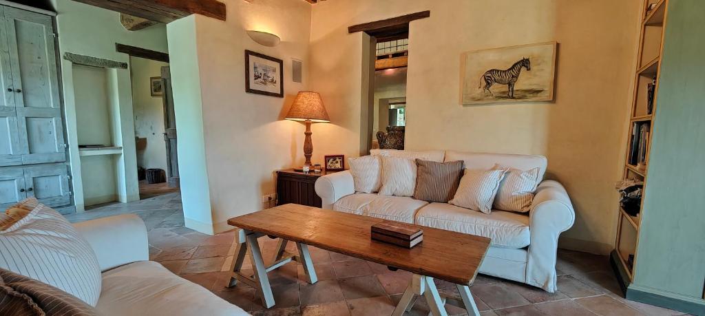 un salon avec un canapé et une table dans l'établissement Infinity pool villa - Fonte Piccola, à Città di Castello