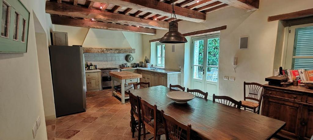 - une cuisine avec une grande table en bois dans l'établissement Infinity pool villa - Fonte Piccola, à Città di Castello