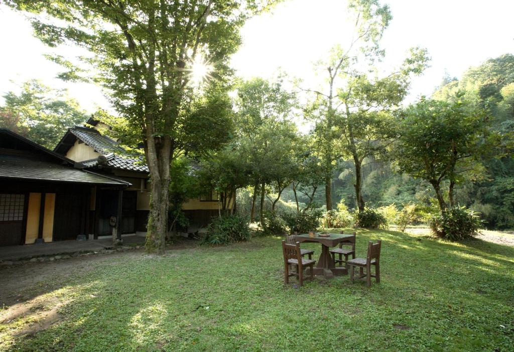 - une table et des chaises dans la cour d'une maison dans l'établissement Yamashinobu, à Minamioguni
