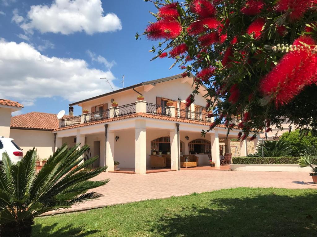 Cette grande maison dispose d'un balcon et d'une cour. dans l'établissement Villa Carmen con piscina, à Syracuse