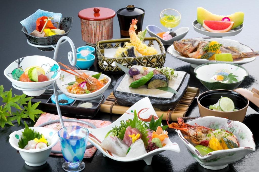 une table avec de nombreux plats dessus dans l'établissement Saiou no Miya, à Ise