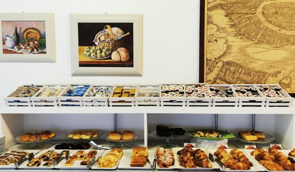 une vitrine remplie de nombreux types différents de pâtisseries dans l'établissement Hotel Edelweiss, à Lido di Jesolo