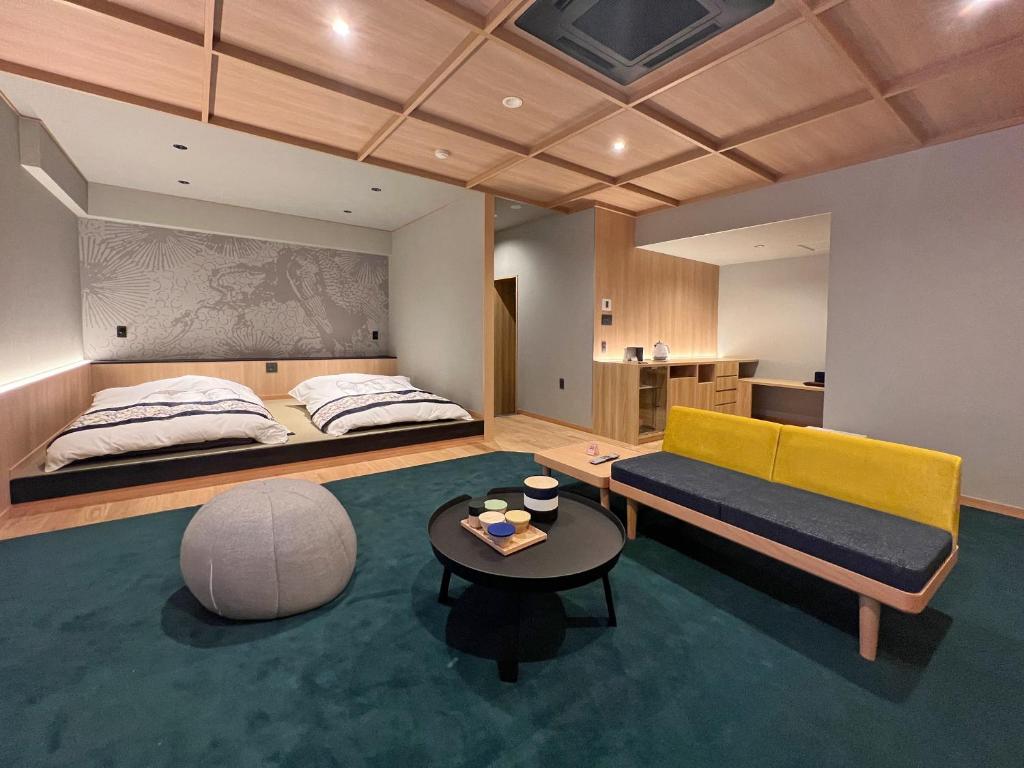 une chambre avec un lit, un canapé et une table dans l'établissement Houshoutei, à Kaga 140 autres photos
