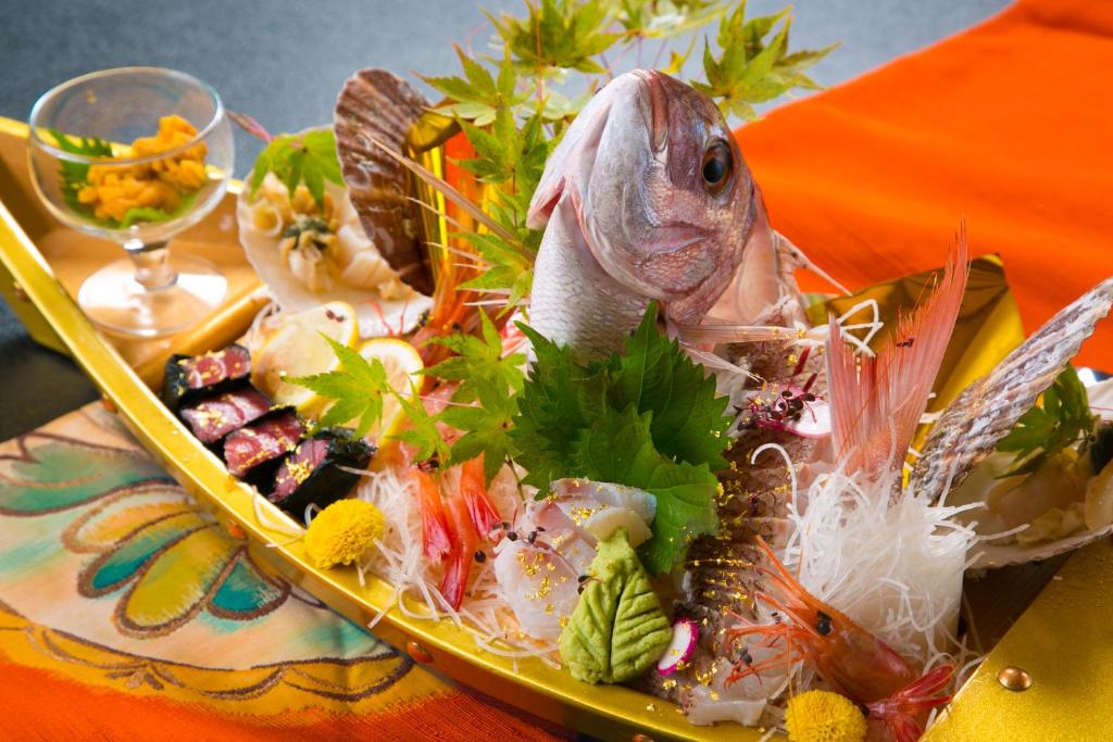 une assiette de nourriture avec un poisson sur elle dans l'établissement Houshoutei, à Kaga