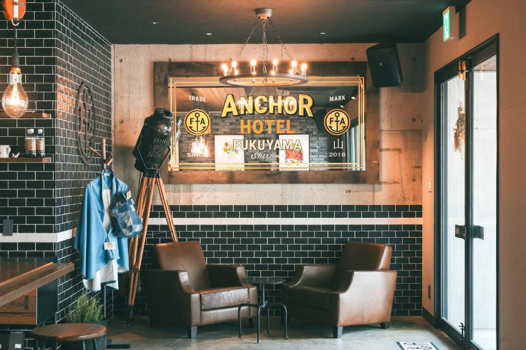 un restaurant avec des chaises et un panneau indiquant l'hôtel d'ancre dans l'établissement Anchor Hotel Fukuyama, à Fukuyama 37 autres photos