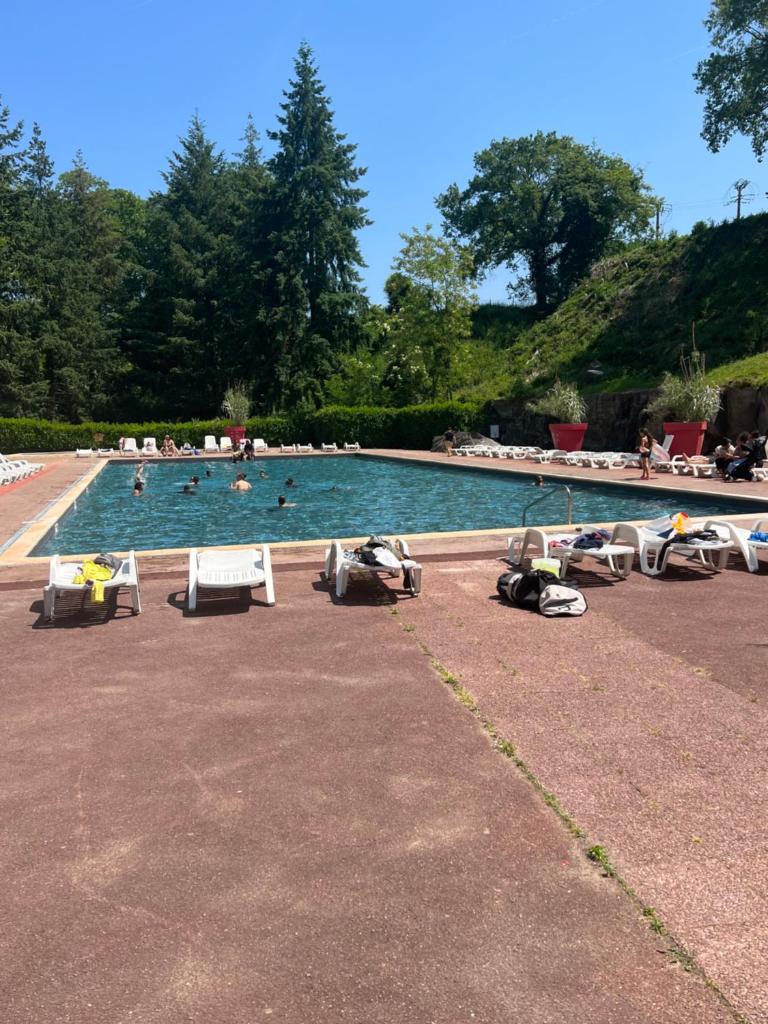 - une piscine avec des chaises longues dans l'établissement mobil home, à Mirgaudon