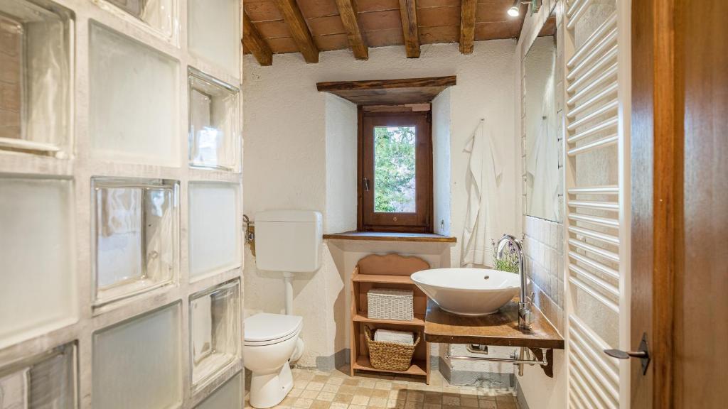 une salle de bain avec toilettes et lavabo dans l'établissement CASALE MOLLINA 6&2, Emma Villas, à Anghiari