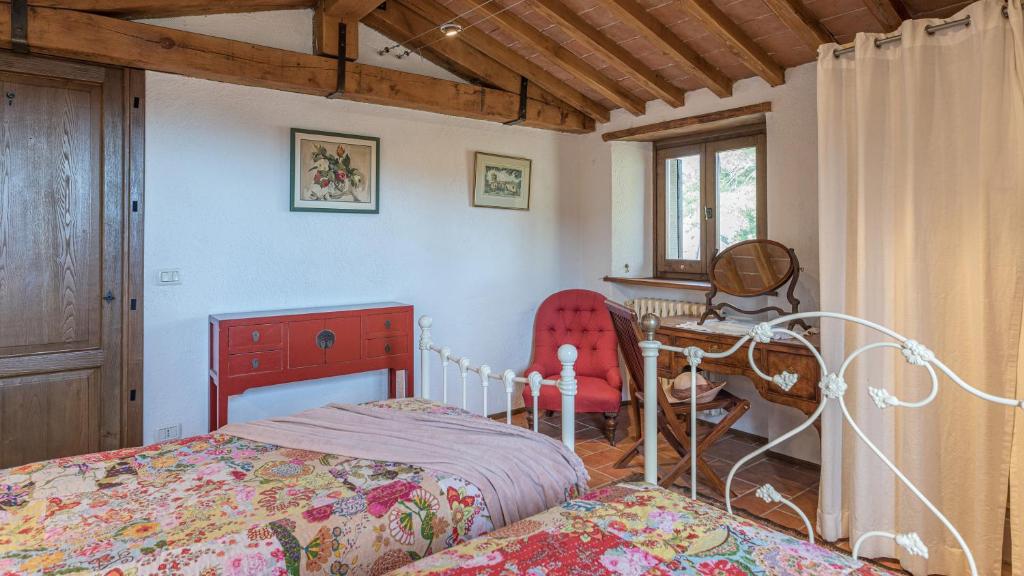 une chambre avec un lit, un bureau et des chaises dans l'établissement CASALE MOLLINA 6&2, Emma Villas, à Anghiari 40 autres photos