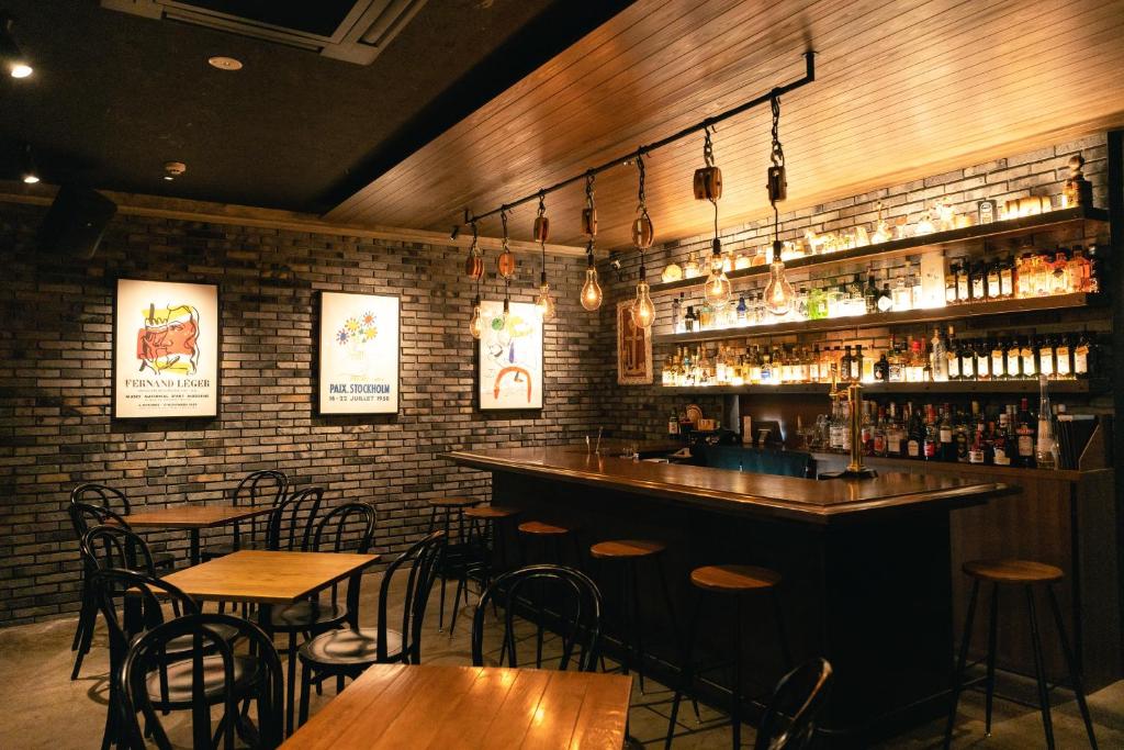un bar dans un restaurant avec des tables et des chaises dans l'établissement Anchor Hotel Fukuyama, à Fukuyama