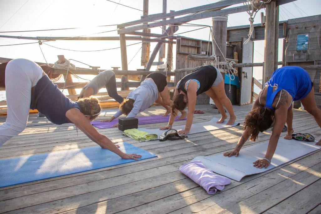 - un groupe de personnes faisant du yoga sur un bateau dans l'établissement Residence Il Falco, à Vieste