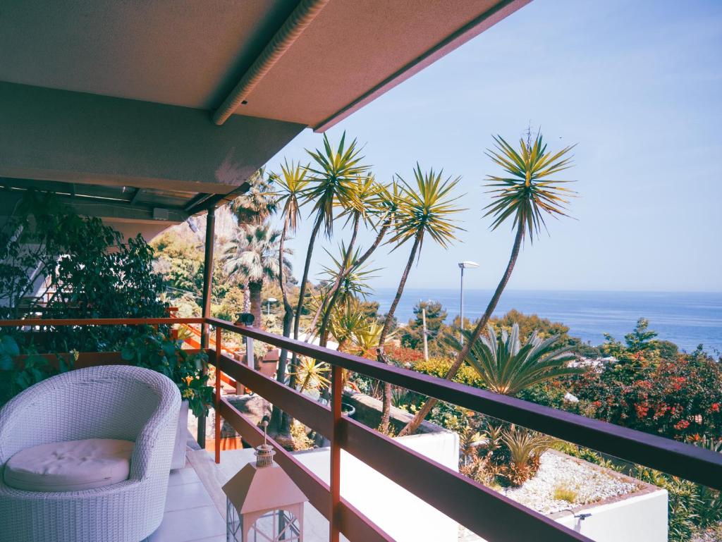 d'un balcon avec vue sur l'océan et les palmiers. dans l'établissement Sea apartment & pool 2, à Palerme