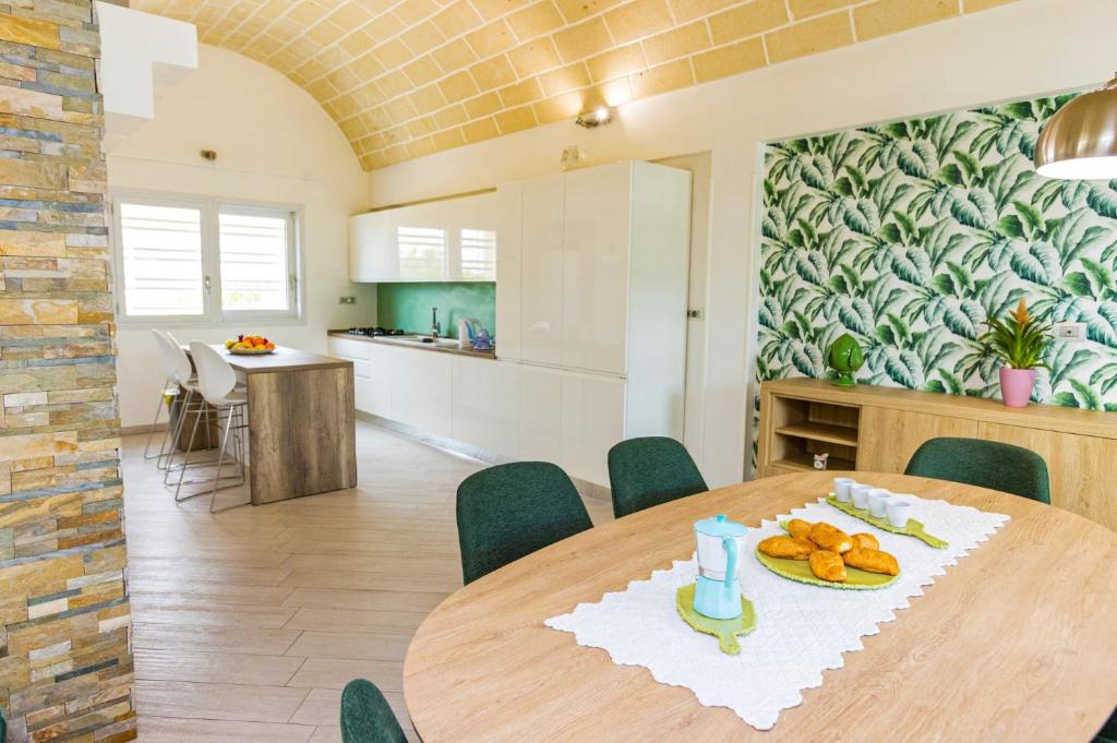 une cuisine et une salle à manger avec une table et des chaises dans l'établissement Villa Bella Ostuni by Villa Plus, à Ostuni