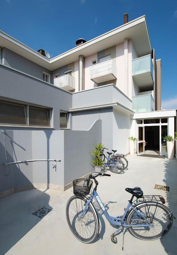 deux vélos garés devant un bâtiment dans l'établissement Nice Hotel Bibione, à Bibione