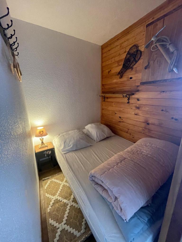 - une chambre avec 2 lits et un mur en bois dans l'établissement Appart 5 pers Piau Engaly L Izard La Géla pistes à 50M, à Aragnouet