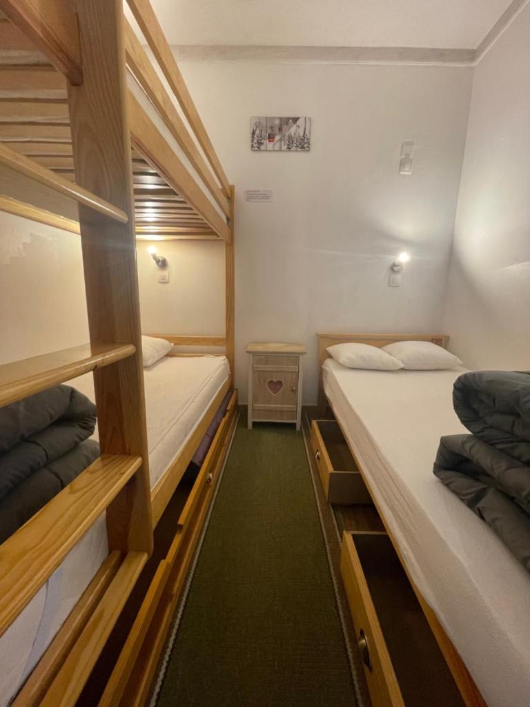 une chambre avec deux lits superposés dans une pièce dans l'établissement Appart 5 pers Piau Engaly L Izard La Géla pistes à 50M, à Aragnouet