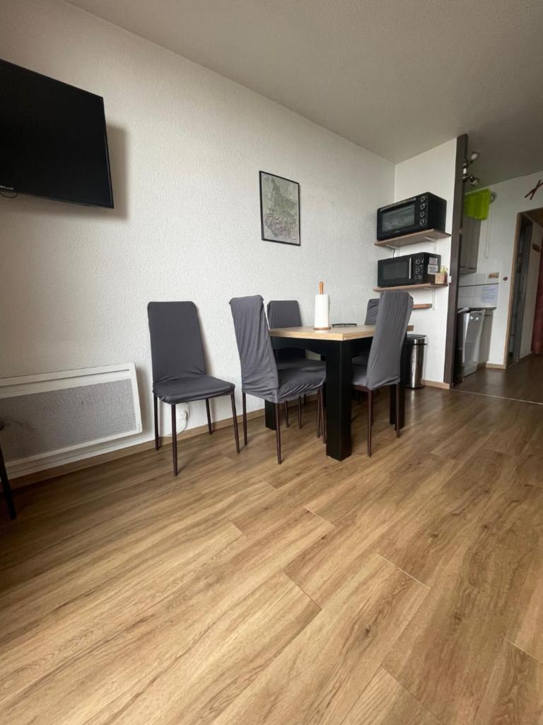 une salle à manger avec une table et quatre chaises dans l'établissement Appart 5 pers Piau Engaly L Izard La Géla pistes à 50M, à Aragnouet