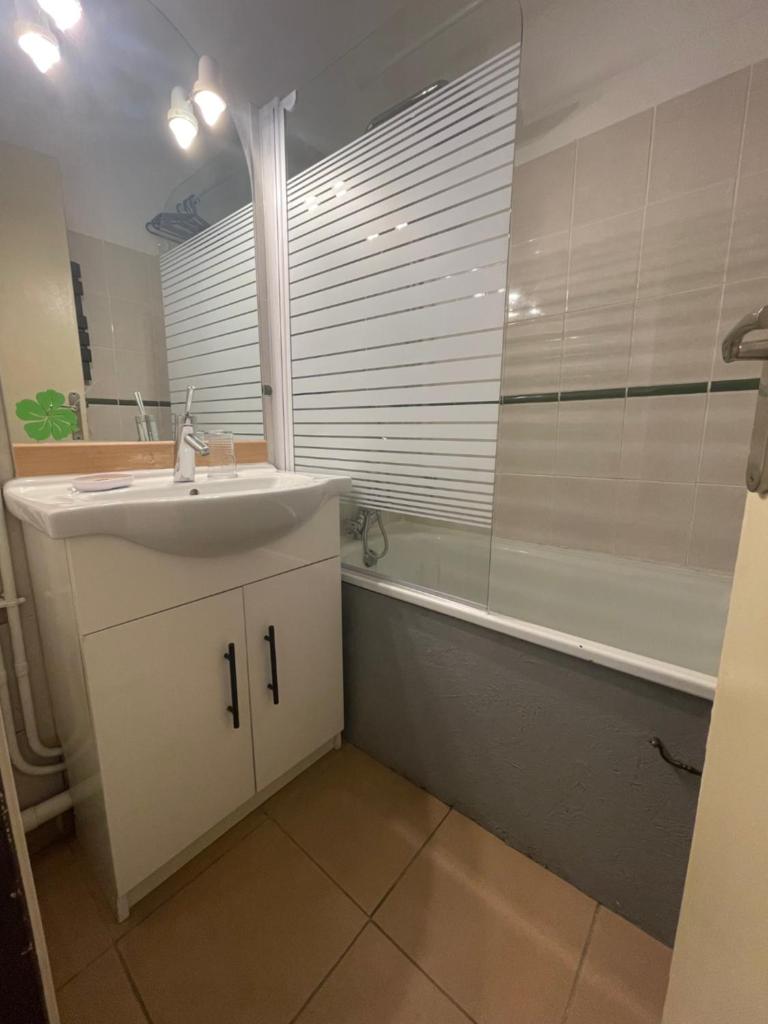 une salle de bain avec un lavabo et une baignoire dans l'établissement Appart 5 pers Piau Engaly L Izard La Géla pistes à 50M, à Aragnouet 12 autres photos