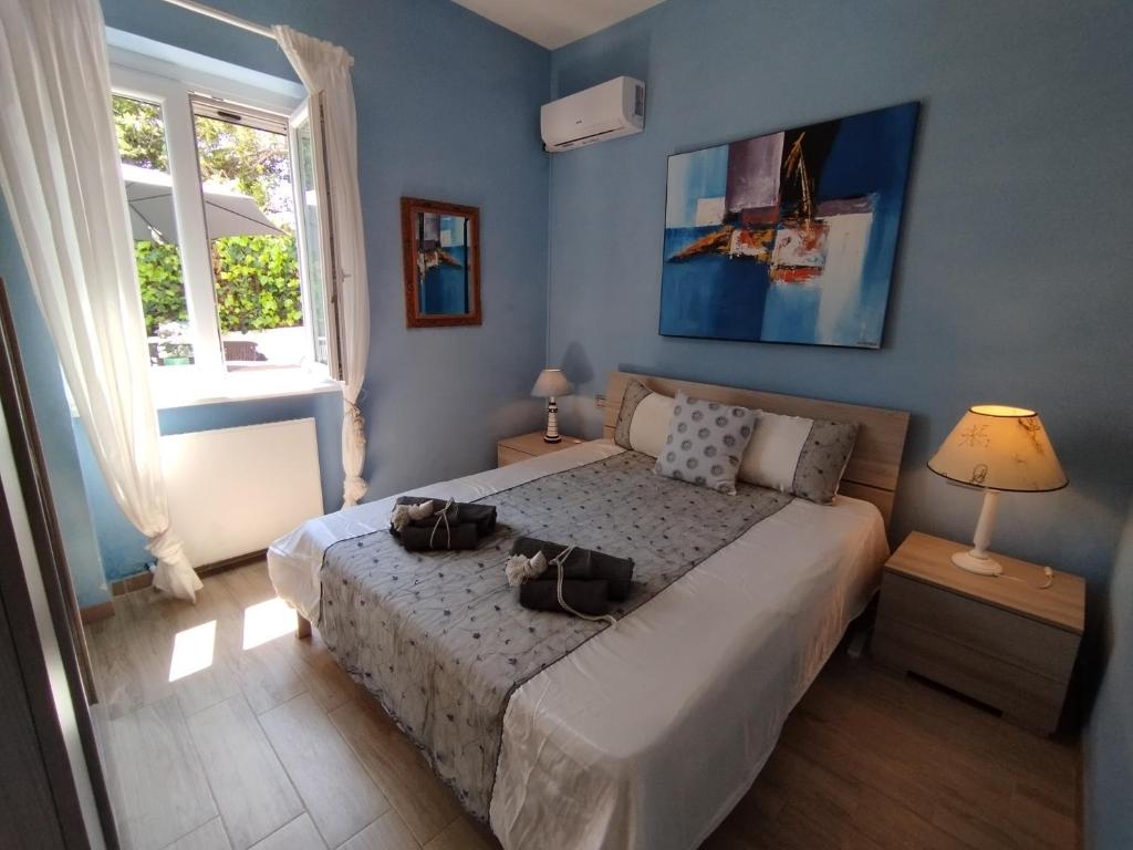 une chambre avec un lit avec deux sacs dessus dans l'établissement GAETA - Villa Fontania, à Gaète