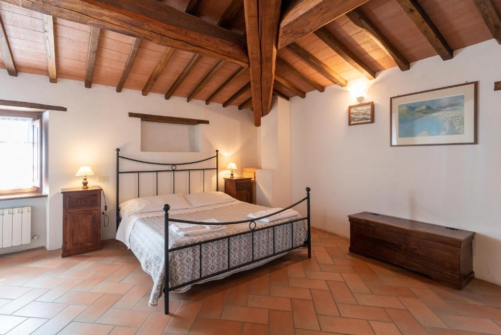une chambre avec un lit et un plafond en bois dans l'établissement Villa Agriturismo Cuiano - Pierle, à Cortone 32 autres photos