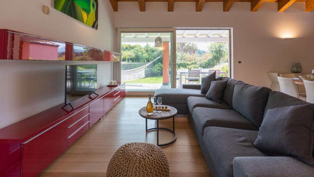 un salon avec un canapé et une table dans l'établissement VILLA KIMIA 8, Emma Villas, à Acireale