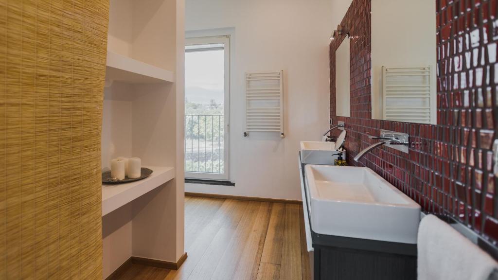 une salle de bain avec un lavabo et une fenêtre dans l'établissement VILLA KIMIA 8, Emma Villas, à Acireale