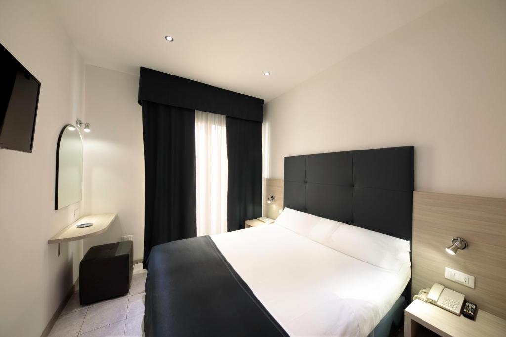 une chambre d'hôtel avec un lit et une fenêtre dans l'établissement Hotel El Salvador Frontemare Piscina Riscaldata, à Lido di Jesolo