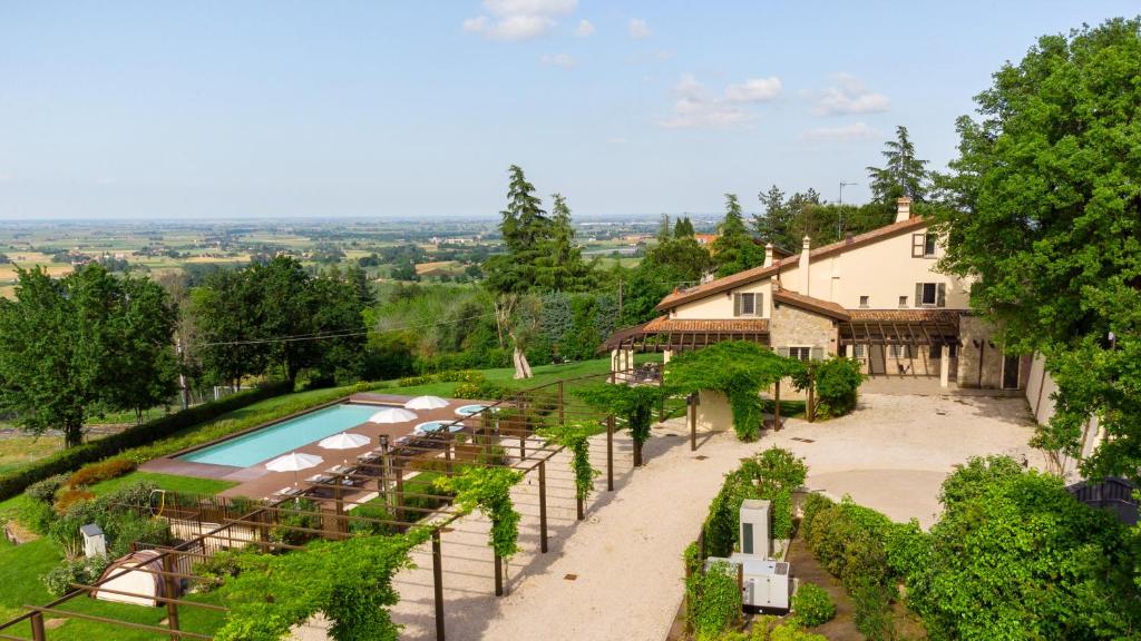 une vue aérienne d'une villa avec piscine dans l'établissement VILLA PERGOLA 8, Emma Villas, à Bologne