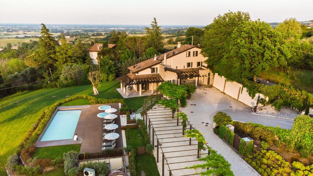 - une vue aérienne sur un domaine avec une piscine dans l'établissement VILLA PERGOLA 8, Emma Villas, à Bologne